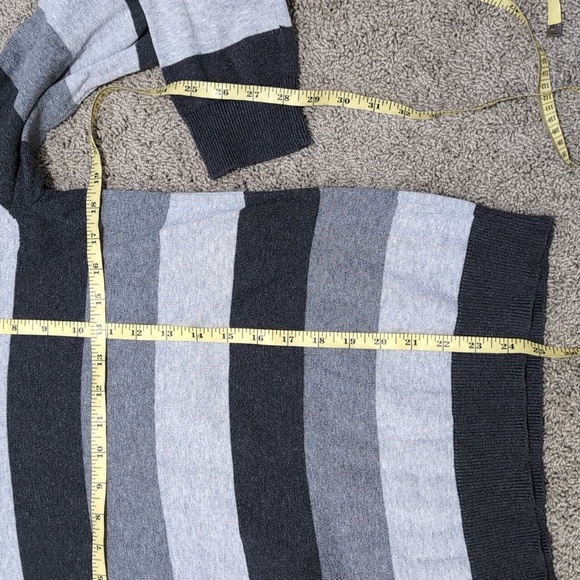 4/$12 2010 Old Navy Striped V-Neck Preppy Sweater size Small - Picture 9 of 13